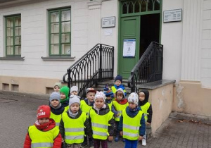 Dzieci stoją przed Biblioteką Publiczną w Aleksandrowie Łódzkim